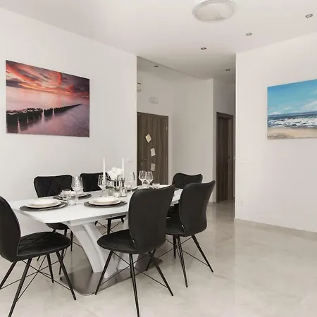 Anchor Apartment *