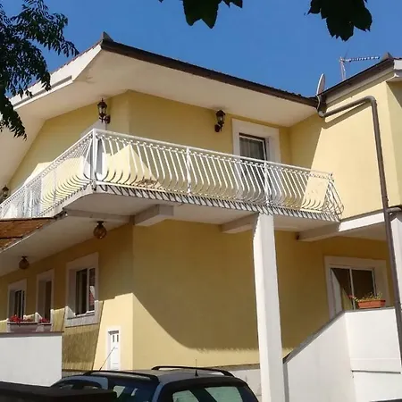 Anchor Apartment *